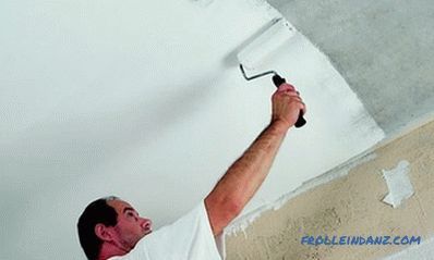 Beljenje stropa z lastnimi rokami s kredo ali barvo na vodni osnovi + Video