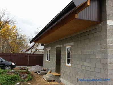 Možnosti vložitve previsov strehe s soffit, folijo ali plastiko + Video