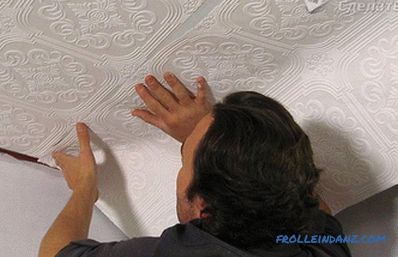 Kako lepiti vinilne tapete na stene in strop (+ fotografije)