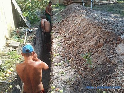 Polaganje kanalizacijskih cevi v zemljo