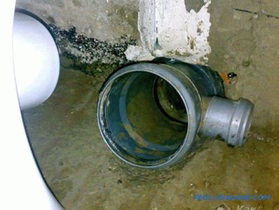 Povezava straniščne školjke s kanalizacijsko cevjo