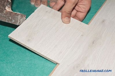kako odstraniti praske, žetone, otekline, kako zamenjati eno laminatno ploščo z lastnimi rokami
